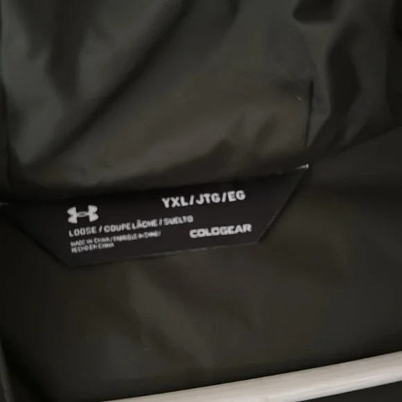 Under Armour boys youth extra large puffer coat. Like new. Hardly worn. - Picture 2 of 5